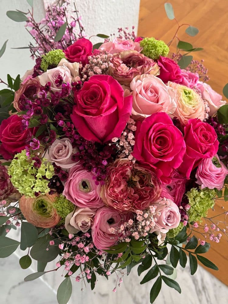 Üppiger Blumenstrauß mit pinken Rosen, Ranunkeln und frischem Grün von Vessa Floristik in Ulm