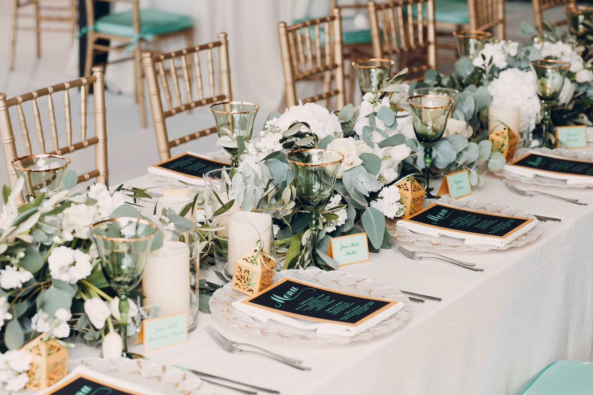 Festlich mit Blumen und Grün dekorierte Tafel für ein Event