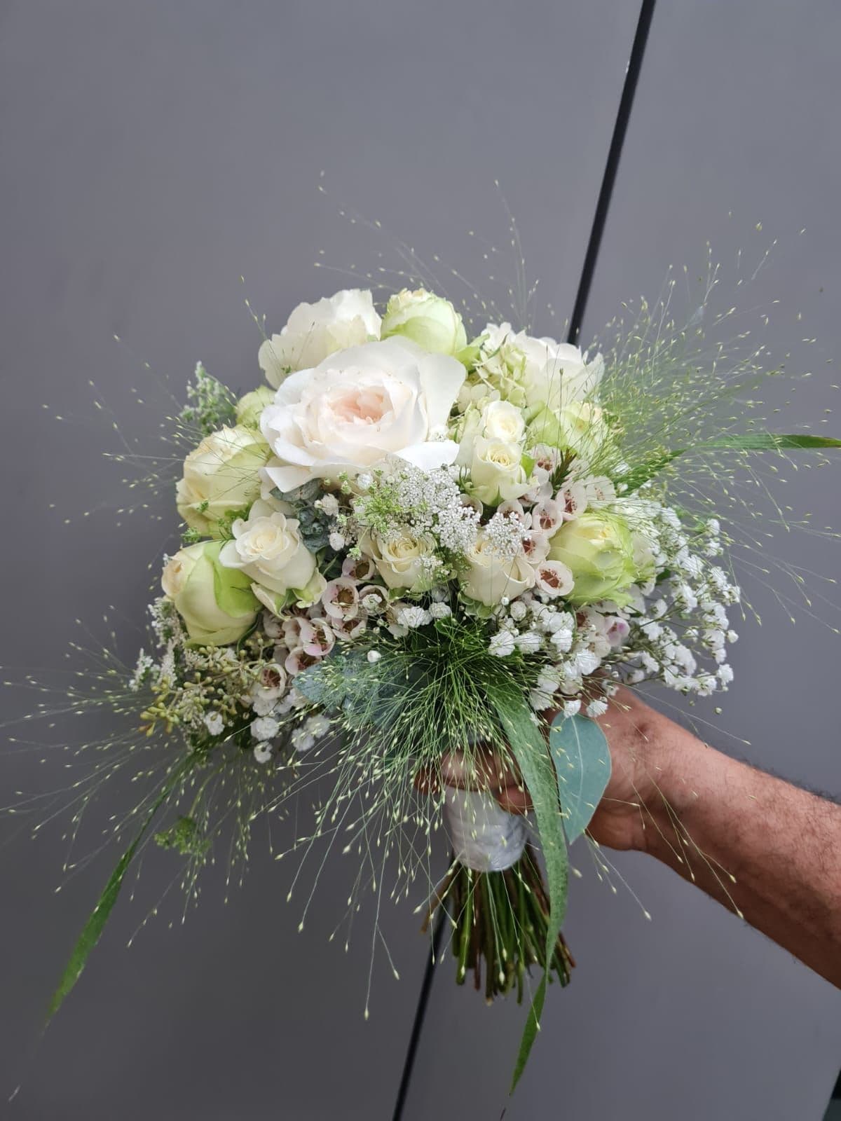 Weiß-cremefarbener Brautstrauß für eine Hochzeit von Vessa Floristik